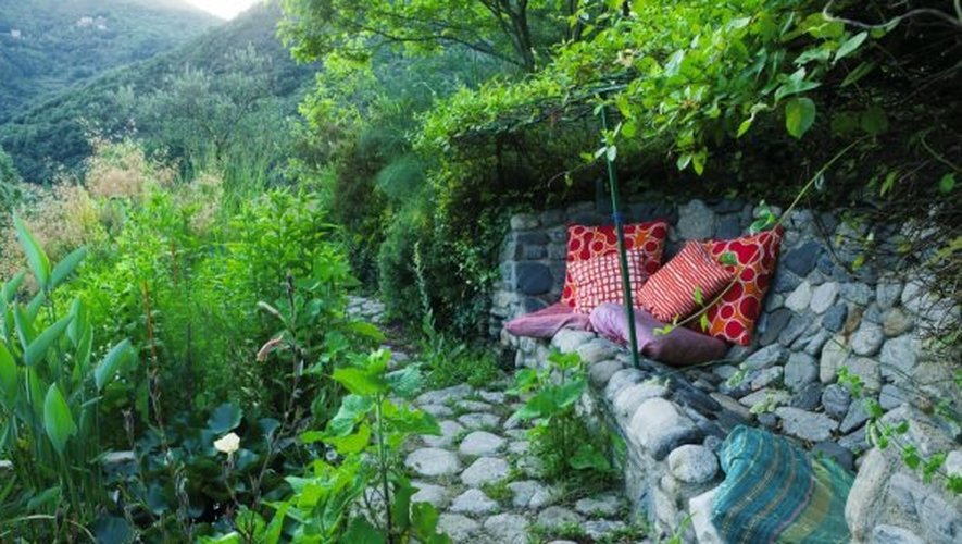 Des bancs de pierres et des coussins multicolores invitent à la sieste et à déconnecter du monde et des bruits extérieurs.