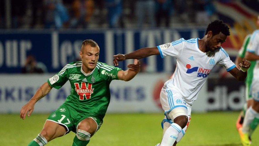 L'attaquant de Saint-Etienne Kevin Mayi (à gauche) et le défenseur de Marseille Nicolas Nkoulou le 24 septembre 2013 à Marseille