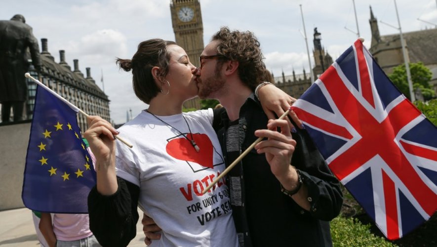 Des personnes s'embrassent pour représenter l'union de l'Europe et du Royaume-Uni à Loàndres le 19 juin 2016