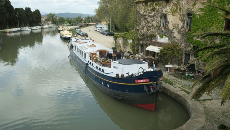 Vue sur le canal du Midi lancé il y a 350 ans au Somail, près de Carcassonne, en France, le 16 avril 2016