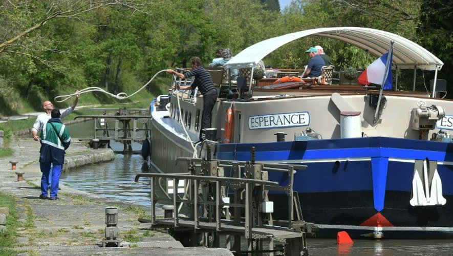 Un bateau de plaisance sur le canal du Midi à Caux-et-Sauzens, près de Carcassonne, en France, le 3 Mai 2016