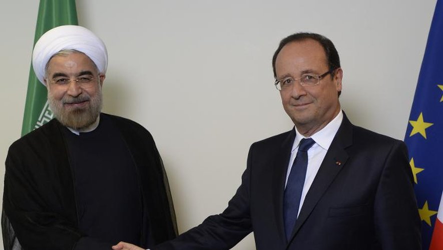 Le président français François Hollande (d) et son homologue iranien Hassan Rohani se serrent la main, le 24 septembre 2013 au siège des Nations Unies