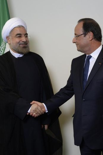 Le président français François Hollande (d) et son homologue iranien Hassan Rohani se serrent la main, le 24 septembre 2013 au siège des Nations Unies