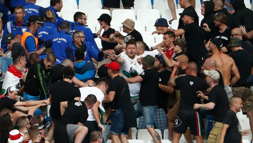 Des supporters hongrois affrontent la police au Stade Vélodrome de Marseille le 18 juin 2016