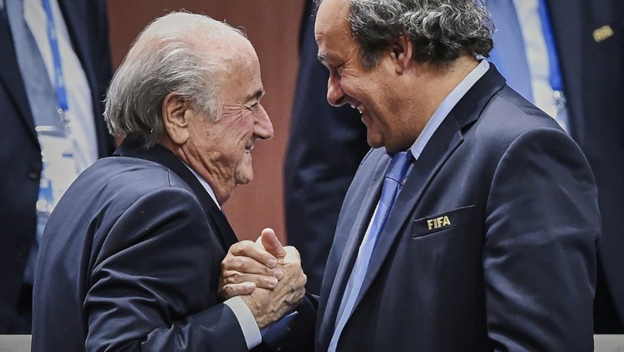 Le président de l'UEFA, Michel Platini, félicite le président de la Fifa, Sepp Blatter, pour sa réélection à la tête de l'instance sportive internationale, le 29 mai 2015 à Zurich