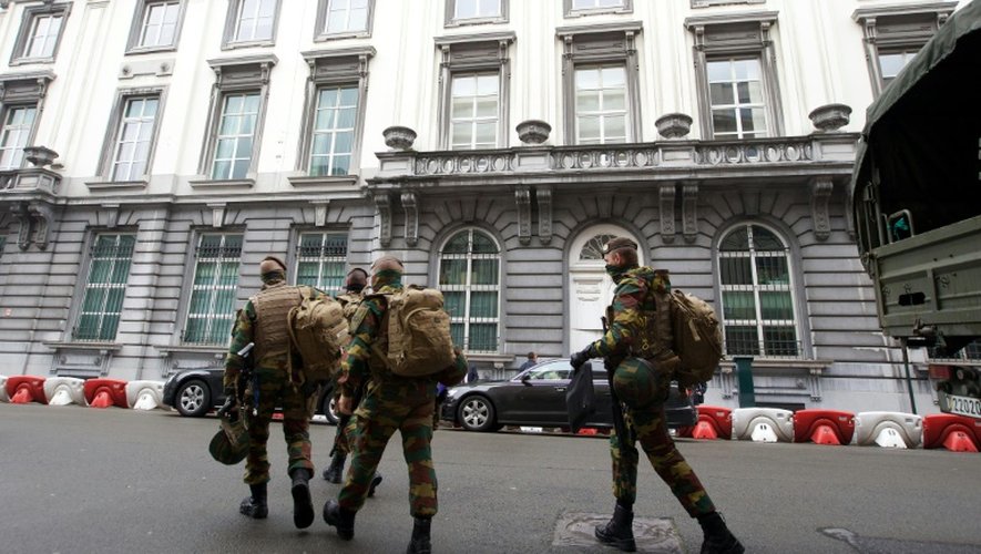 Des militaires belges dans les rues de Bruxelles après le démanteèlement d'une cellule terroriste le 18 juin 2016