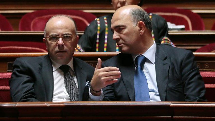 Les ministres de l'Economie Pierre Moscovici (d) et délégué au Budget Bernard Cazeneuve, le 19 septembre 2013 au Sénat, à Paris