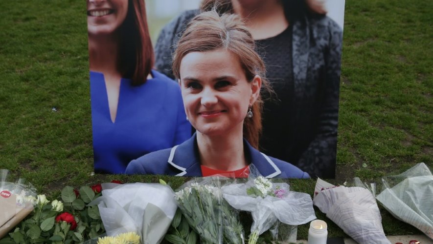 Des fleurs et des bougies déposées à la mémoire de Jo Cox le 16 juin 2016 à Parliament square à Londres