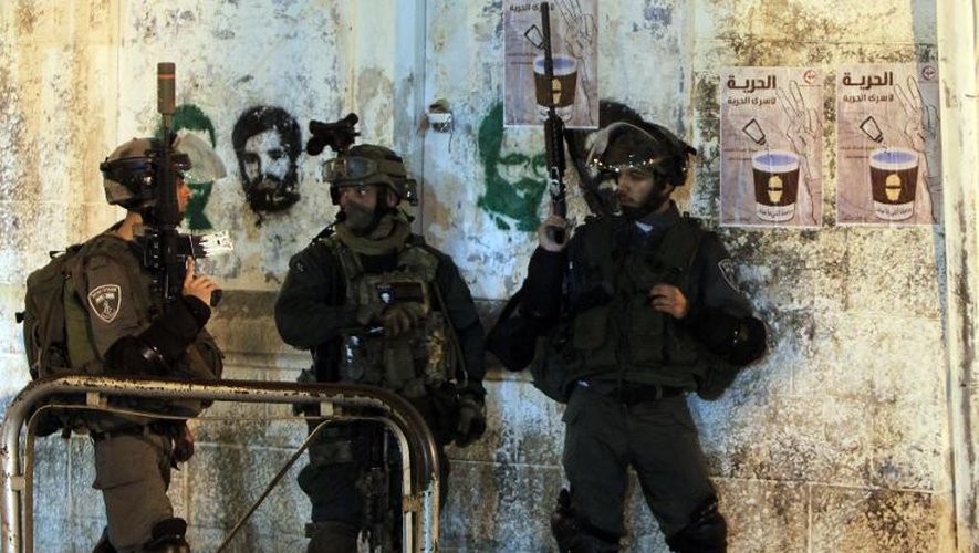 Des gardes-frontières israéliens participent à l'opération de recherche des trois jeunes disparus en Cisjordanie, le 22 juin 2014 à Ramallah