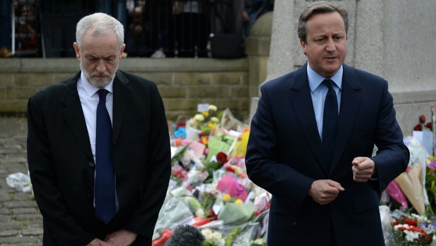 Le Premier ministre britannique David Cameron et le leader du parti travailliste Jeremy Corbyn (g) rendent hommage à Jo Cox, à Birstall, le 17 juin 2016