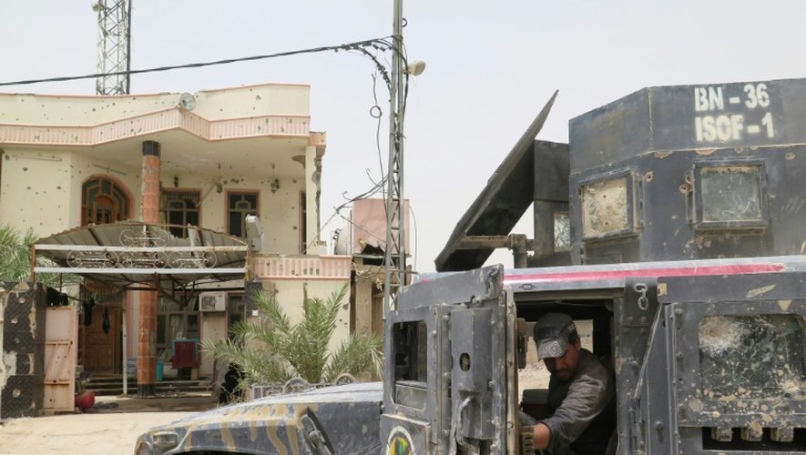 Un véhicule des forces antiterroristes garées à Fallouja pendant une opération pour regagner la ville au groupe EI le 16 juin 2016