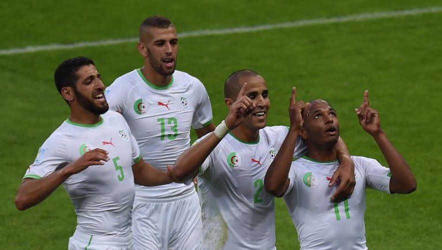 Le milieu algérien Yacine Brahimi (d) célèbre son but avec son capitaine Madjid Bougherra ainsi que Rafik Halliche (g) et Islam Slimani (2e g), également buteurs lors de la victoire contre la Corée du Sud (4-2), le 22 juin 2014, à Porto