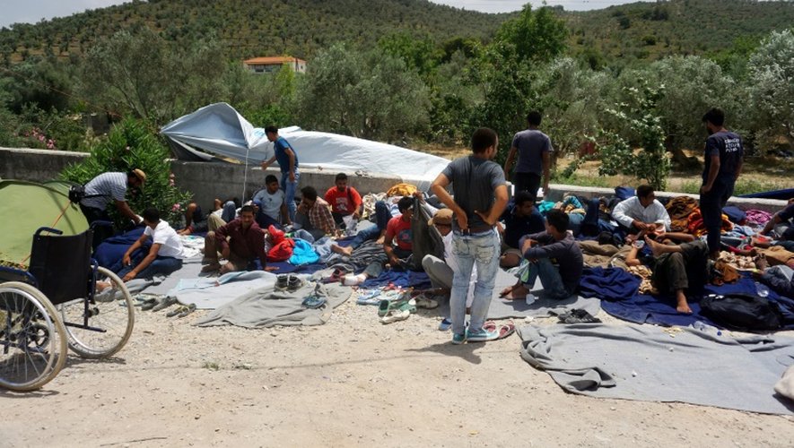 Des migrants dans le camp de Moria sur l'île grecque de Lesbos, le 2 juin 2016
