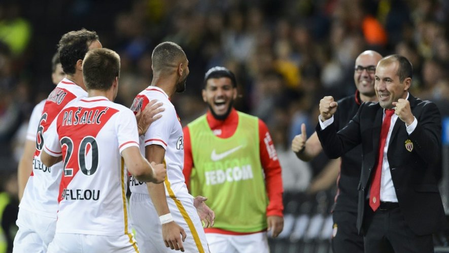Layvin Kurzawa félicité par ses coéquipiers et son entraîneur après son but pour Monaco face aux Young Boys en 3e tour préliminaire aller de Ligue de champions, à Berne le 28 juillet 2015