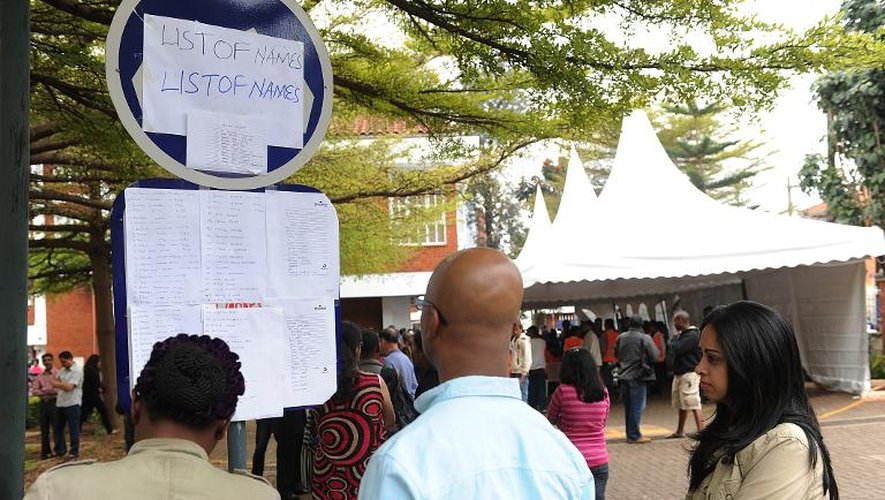 Des Kényans regardent la liste des victimes de l'attaque du centre commercial Westgate, devant l'hôpital de Nairobi, le 24 septembre 2013
