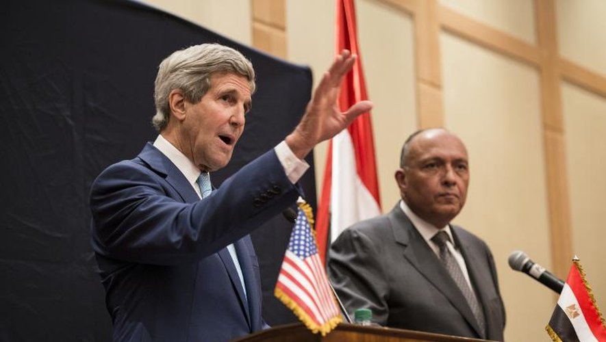 Le secrétaire d'Etat américain John Kerry et le ministre des Affaires étrangère égyptien  Sameh Hassan Shoukry donent une conférence de presse au Caire, le 22 juin 2014