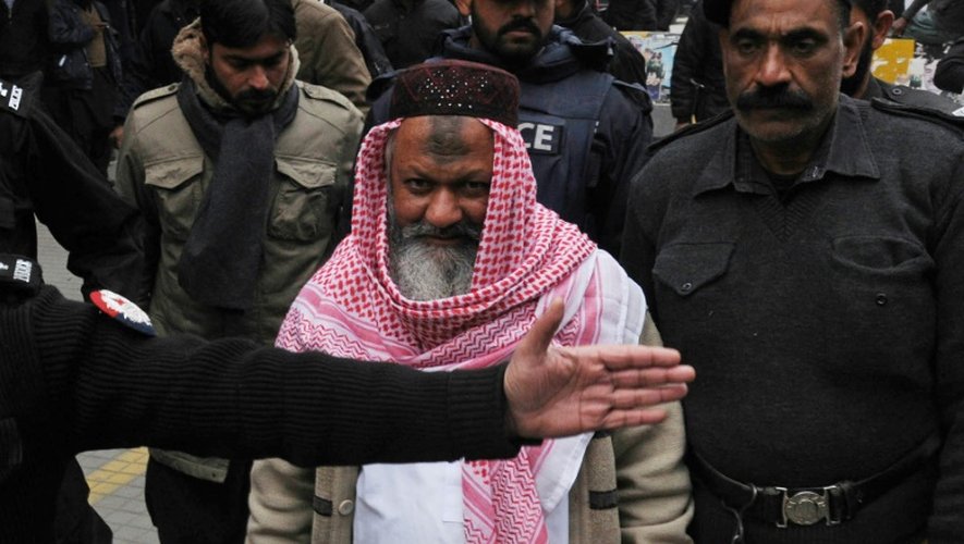 Malik Ishaq, leader du Lashkar-e-Jhangvi (LeJ) à son arrivée sous escorte policière le 22 décembre 2014 au tribunal à Lahore