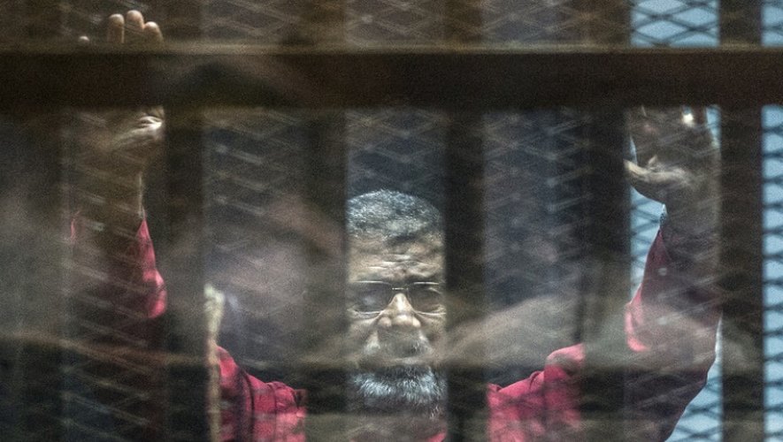 L'ex-président Mohamed Morsi derrière les grillages d'un tribunal du Caire, le 23 avril 2016