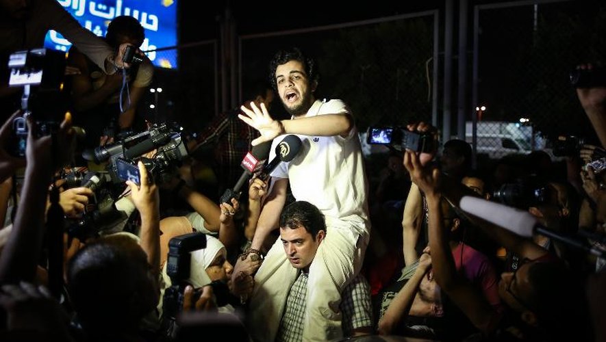 Le journaliste d'Al-Jazeera Abdullah Elshamy, qui était en grève de la faim, après sa libération ordonnée par le procureur pour raisons de santé, le 17 juin 2014 au Caire