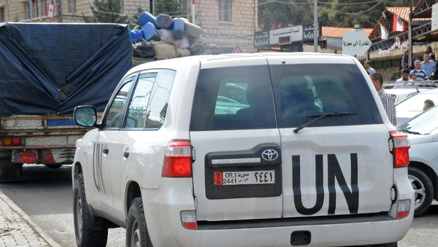 Un véhicule des experts de l'ONU arrive à la frontière avec le Liban pour retourner en Syrie, le 25 septembre 2013