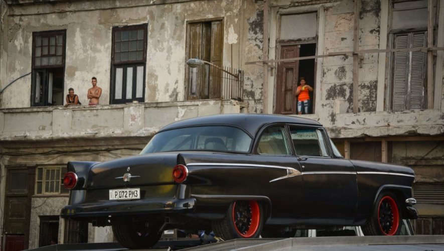 Des Cubains regardent des voitures "vintage" filmées pour la série "Fast & Furious", le 28 avril 2016 à La Havane