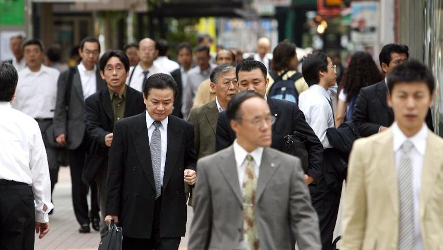 Des hommes japonais se rendent au travail à Tokyo