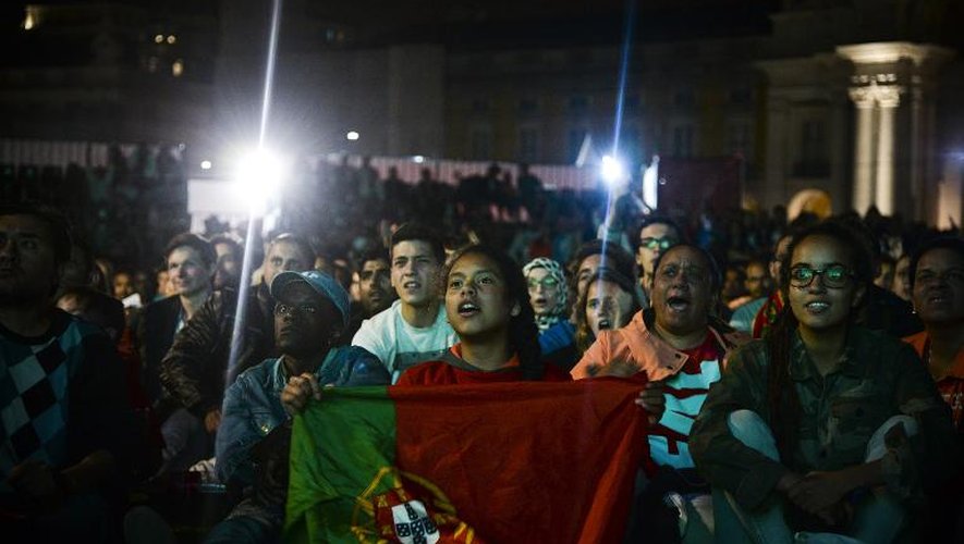 Des supporters du Portugal rassemblés dans un square de Lisbonne pour regarder le match de leur équipe contre les Etats-Unis, le 22 juin 2014