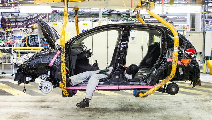 Un employé de PSA Peugeot Citroën travaille dans l'usine d'Aulnay-sous-Bois le 10 avril 2013