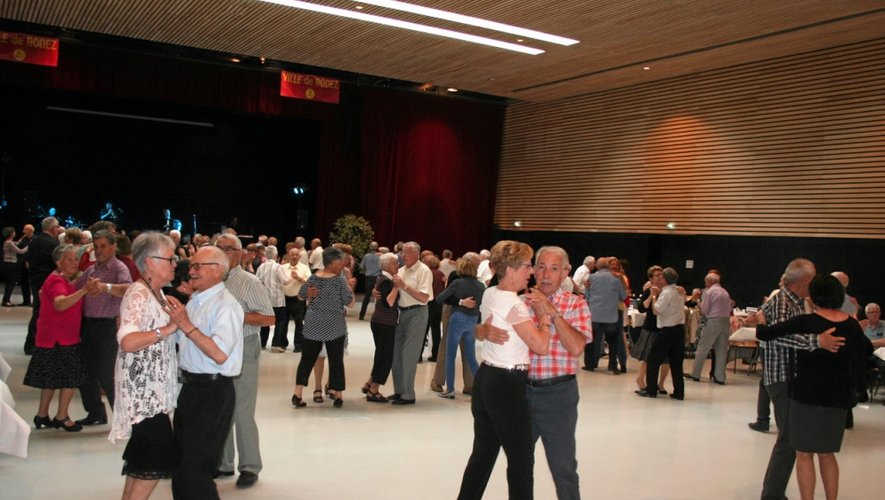 Le thé dansant organisé par le CCAS a réuni près de 300 personnes.