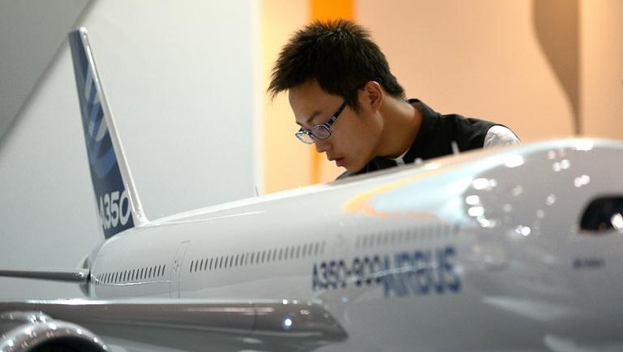 Un Chinois observe une maquette d'Aribus lors d'une exposition à Pékin le 25 septembre 2013