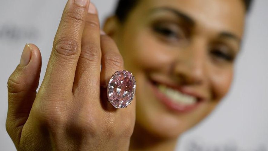 Le diamant Pink Star estimé à 60 millions de dollars, est présenté le 25 septembre 2013 à Genève avant sa mise aux enchères par Sotheby's