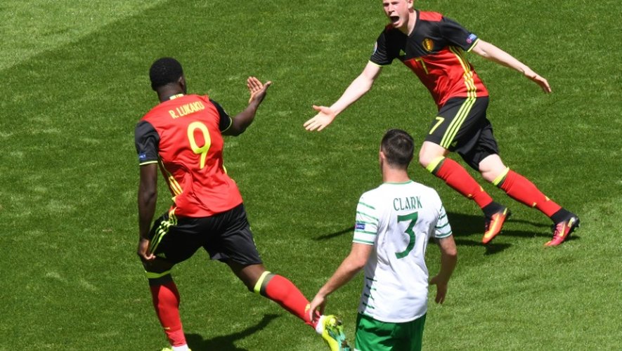 L'attaquant belge Romelu Lukaku (g) félicité par son coéquipier Kevin De Bruyne après un but contre l'Irlande, lors de l'Euro le 18 juin 2016 à Bordeaux