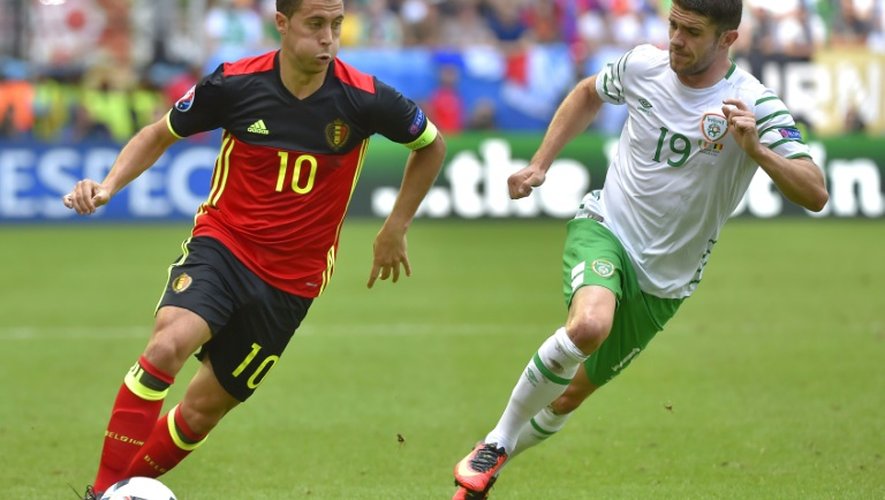 Le Belge Eden Hazard (g) face à l'Irlande lors de l'Euro, le 18 juin 2016 à Bordeaux