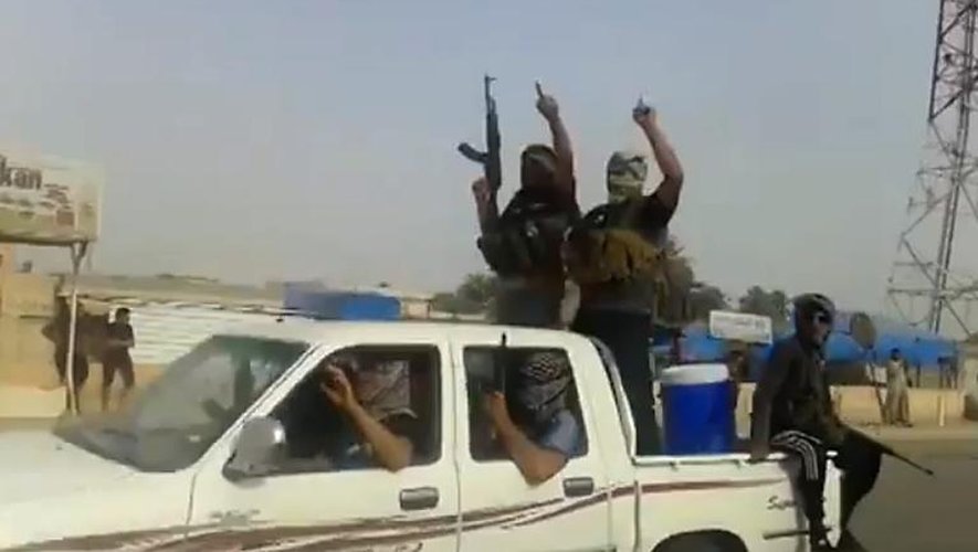 Capture d'écran d'une vidéo diffusée sur YouTube et montrant des supposés combattants de l'EIIL défilant dans le ville de Baiji au nord de l'Irak, le 17 juin 2014