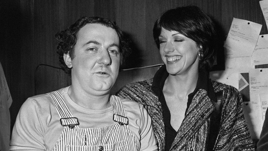 L'actrice Annie Duperey et l'humoriste Coluche à Paris le 19 février 1975