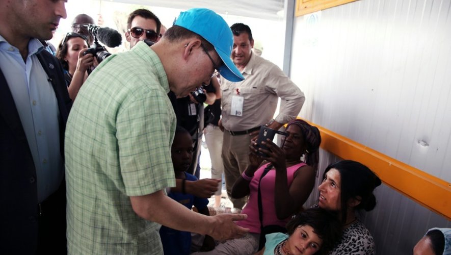 Le secrétaire général de l'ONU Ban Ki-moon visite un camp de réfugiés à Mytilene le 18 juin 2016