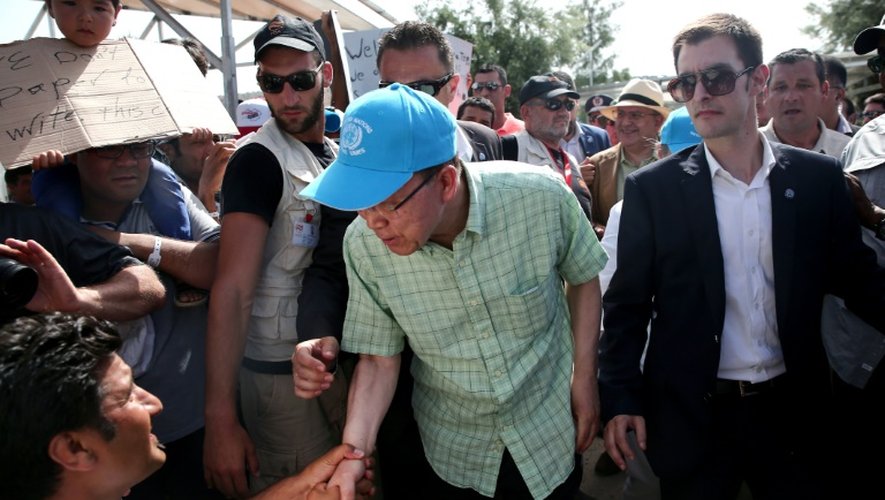 Le secrétaire général de l'ONU Ban Ki-moon visite un camp de réfugiés à Mytilene le 18 juin 2016