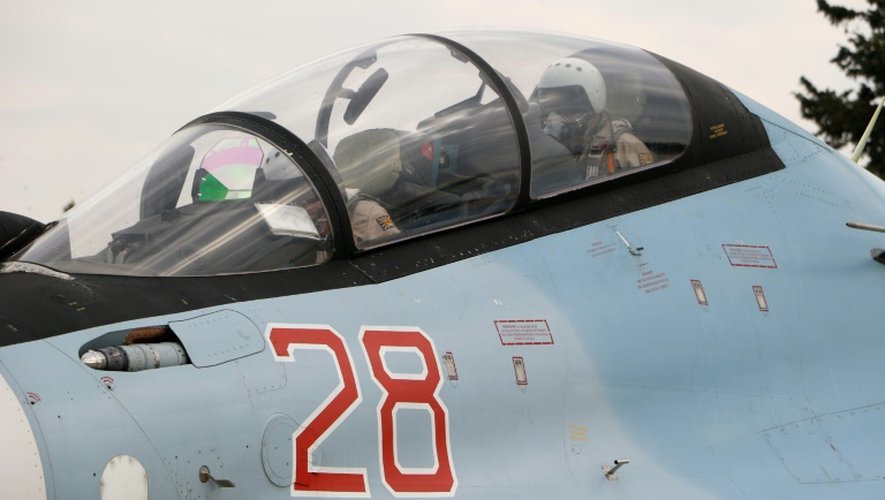 Un pilote russe dans le cockpit de son Sukhoi Su-30SM  avant une mission, le 16 décembre 2015 à la base militaire russe Hmeimim, dans la province de Latakia (nord-ouest de la Syrie)