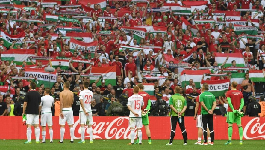 Les Hongrois saluent leurs supporters après leur victoire face aux Islandais lors de l'Euro, le 18 juin 2016 à Marseille