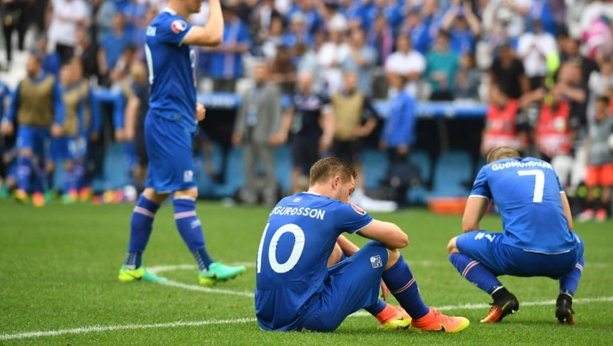 La déception des joueurs islandais après leur match nul concédé contre la Hongrie, le 18 juin 2016 à Marseille
