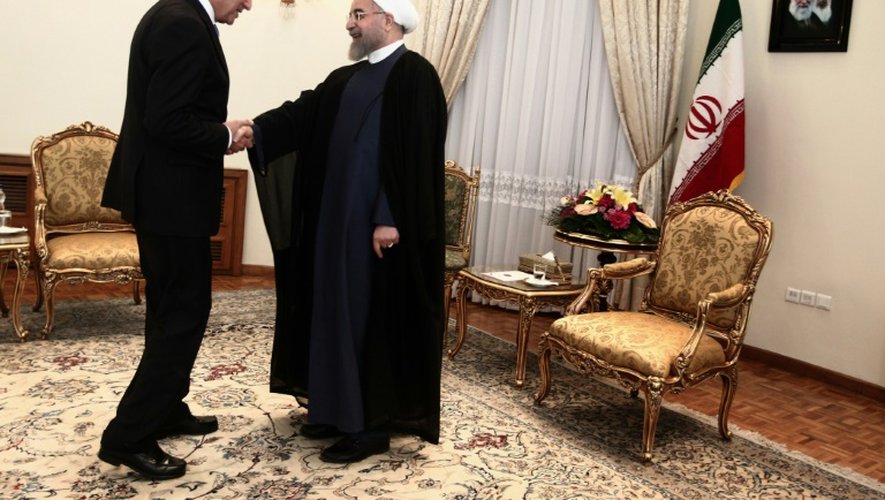 Le président iranien Hassan Rohani, salué par le ministre français des Affaires étrangères Laurent Fabius, en visite à Téhéran, le 29 juillet 2015