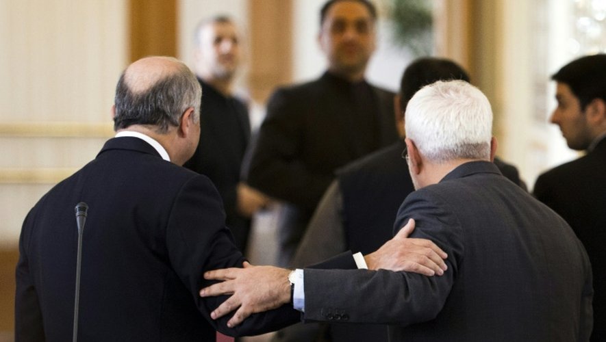Le ministre français des Affaires étrangères Laurent Fabius et son homologue iranien Mohammad Javad Zarif à l'issue d'une conférence de presse le 29 juillet 2015 à Téhéran