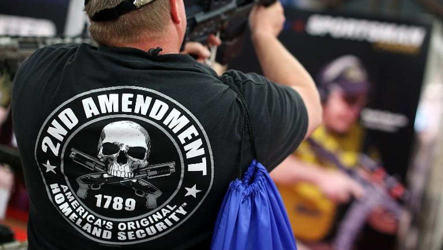 Un homme porte une T-shirt faisant référence au 2e amendement de la Constitution américaine, à la convention annuelle de la NRA à Houston, le 5 ami 2013