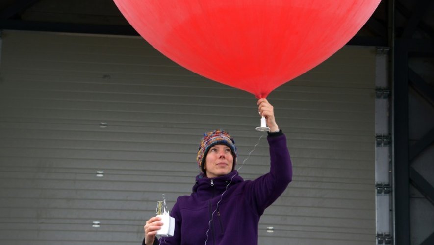 La scientifique allemande Kathrin Land prépare un ballon météo sur la base scientifique de Ny Alesund, dans l'archipel de Svalbard, en Norvège, le 23 juillet 2015