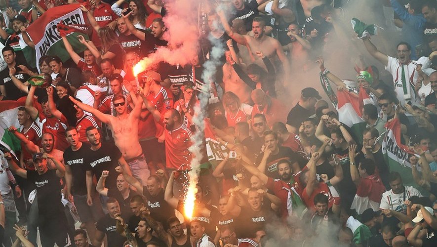 Des supporters hongrois lancent des fumigènes lors du match entre l'Islande et la Hongrie le 18 juin 2016 au stade Vélodrome à Marseille (sud)