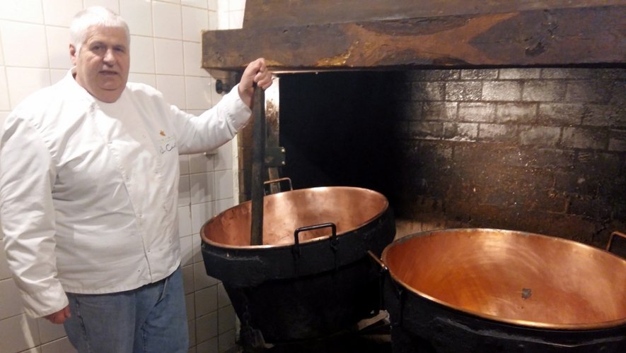 « Carlou » utilise uniquement ses gros chaudrons en cuivre pour préparer ses recettes