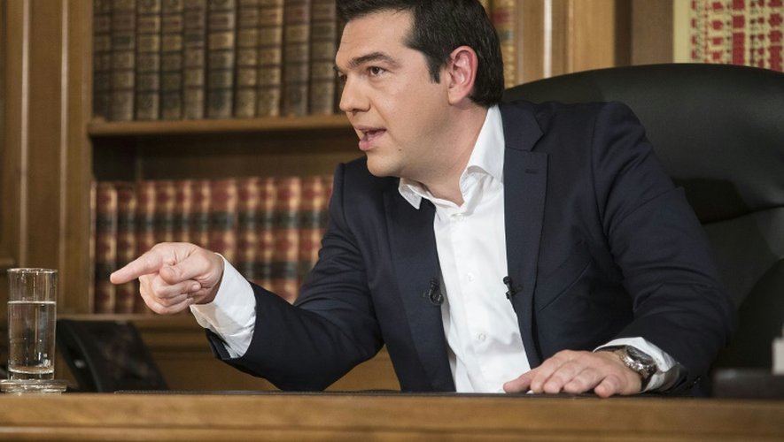 Le Premier ministre grec, Alexis Tsipras, donne une interview à la chaîne de télévision ERT, le 14 juillet 2015 à Athènes