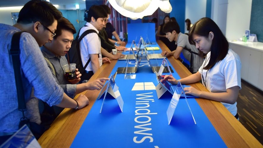 Des visiteurs dans un point de vente de Microsoft à Séoul découvrent Windows 10 le 29 juillet 2015, quelques heures après le lancement de la nouvelle version du système opératif