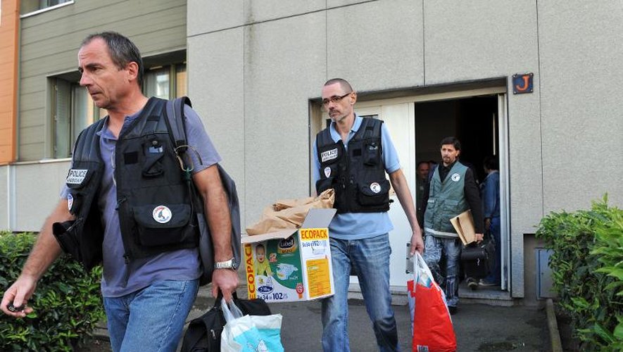 Des policiers quittent l'appartement de Céline Bourgeon lors d'une perquisition, le 25 septembre 2013