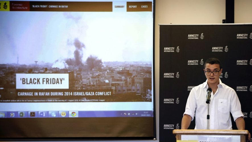 Le chercheur d'Amnesty International Saleh Hijazi donne un point de presse, à Jérusalem le 29 juillet 2015, sur les "crimes de guerre" dont l'ONG accuse Israël à Rafah, dans la bande de Gaza, début août 2014